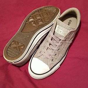 Women's sz 9 Converse Tennis Shoes
